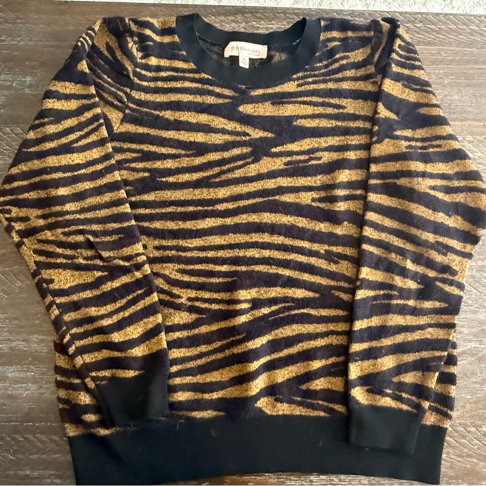 Philosophy Women's Black and Gold Patterned Crewneck Sweater